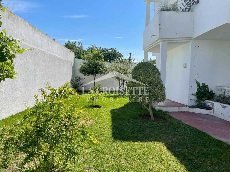 Villa S+4 classique avec deux appartement S+2 modernes à La Soukra